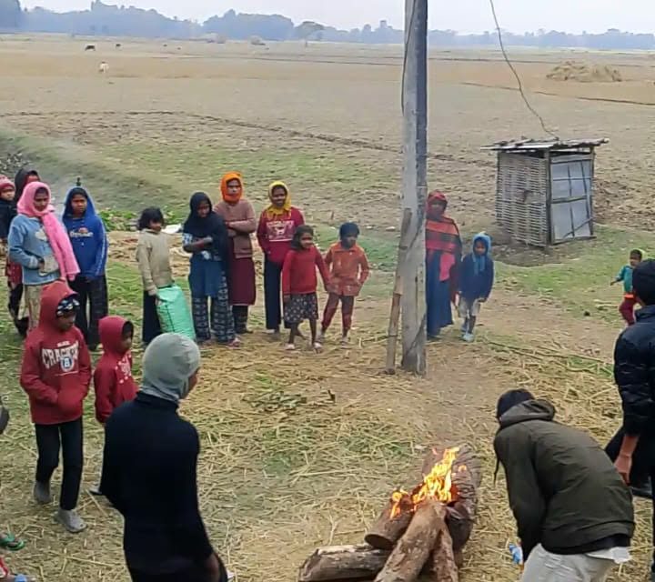 तराईमा सितलहर चलेपछी बिपन्न बस्तिमा दाउरा बितरण