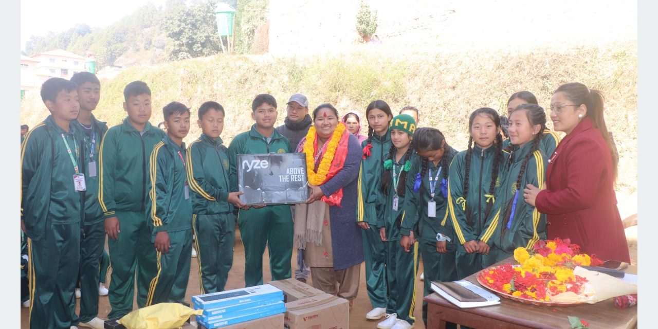 समता स्कुललाई कम्प्युटर हस्तान्तरण
