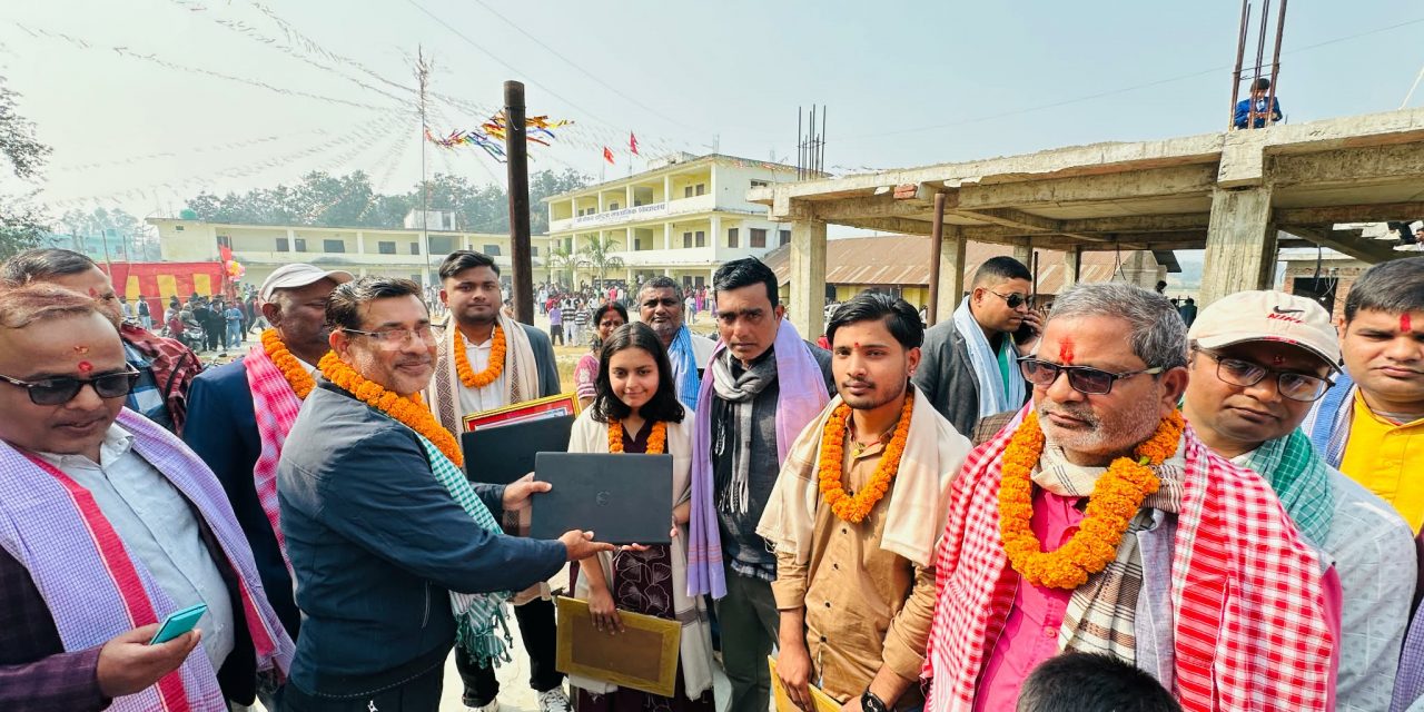 सरस्वती पूजाको अवसरमा फेटा–०३ मा अध्यक्ष रुस्तम अंसारीद्वारा विद्यार्थी सम्मान तथा ल्यापटप वितरण