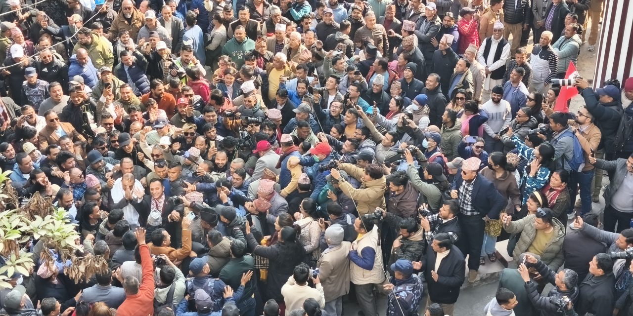 सभापति थापाको पदवहालीका क्रममा पार्टी कार्यालयमा भिड