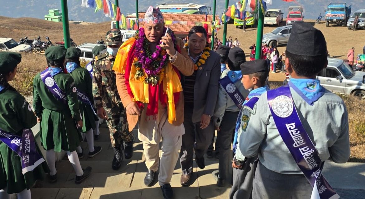 आफ्नै खर्चमा हेलिकप्टर चढेका थिए मुख्यमन्त्री बानियाँ, जनताको सेवामा समय र दूरीले छेकेन !