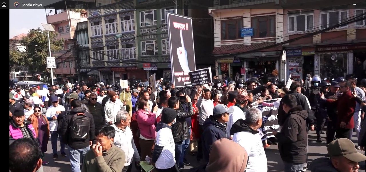 माइतीघरमा गैरन्यायिक खोला तथा सडकको मापदण्डविरुद्ध प्रदर्शन