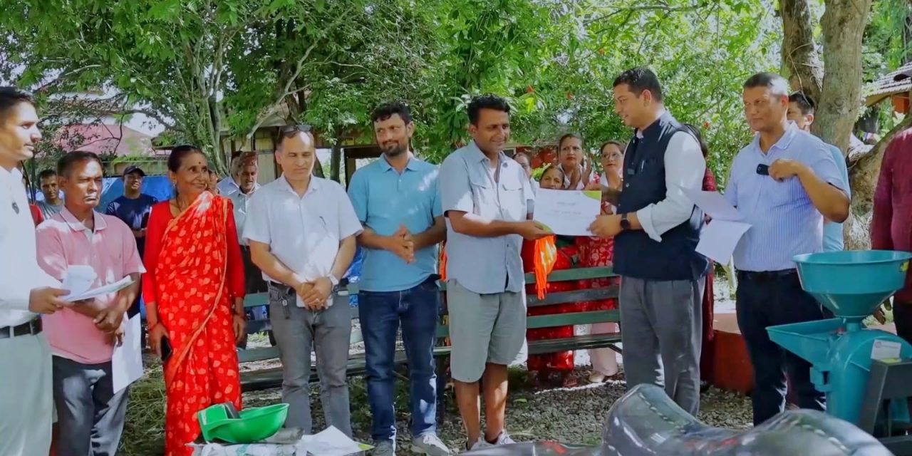 दूध दुहुने प्रतियोगितात्मक ‘रियालिटी शो’ को विजेता बने पाठक