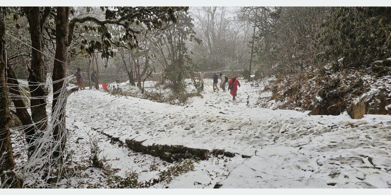 ताप्लेजुङको धार्मिकस्थल पाथीभरा क्षेत्रमा हिमपात