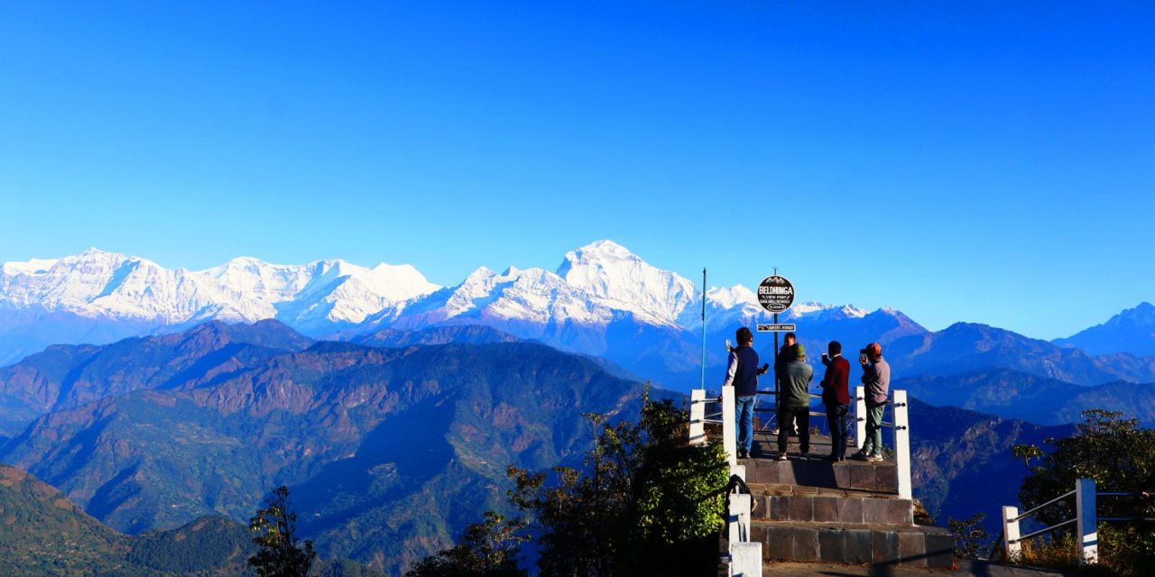 हिमाल हेर्न बेलढुङ्गामा पर्यटक