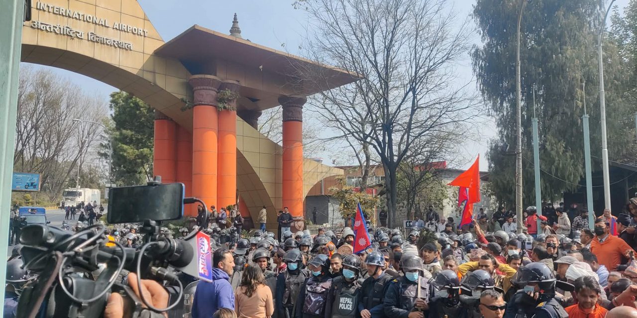 पूर्वराजालाई स्वागत गर्न पुगे दुर्गा प्रसाई विमानस्थल