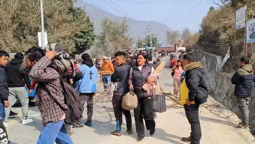रामेछाप बस दुर्घटना : १२ जनाको मृत्यु, छानबिन माग्दै स्थानीयहरुले गरे सडक अवरुद्ध