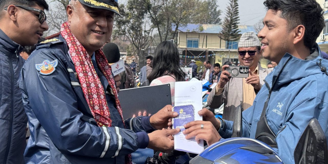 एसएसपी अधिकारीद्वारा ५३ ओटा दुई पाङ्ग्रे सवारी साधन सम्बन्धित धनीलाई हस्तान्तरण