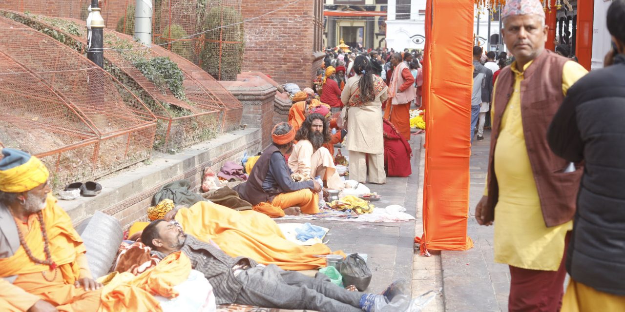 पशुपतिमा आएका नागा बाबासहित साधुसन्तलाई बिदाइ गरिँदै