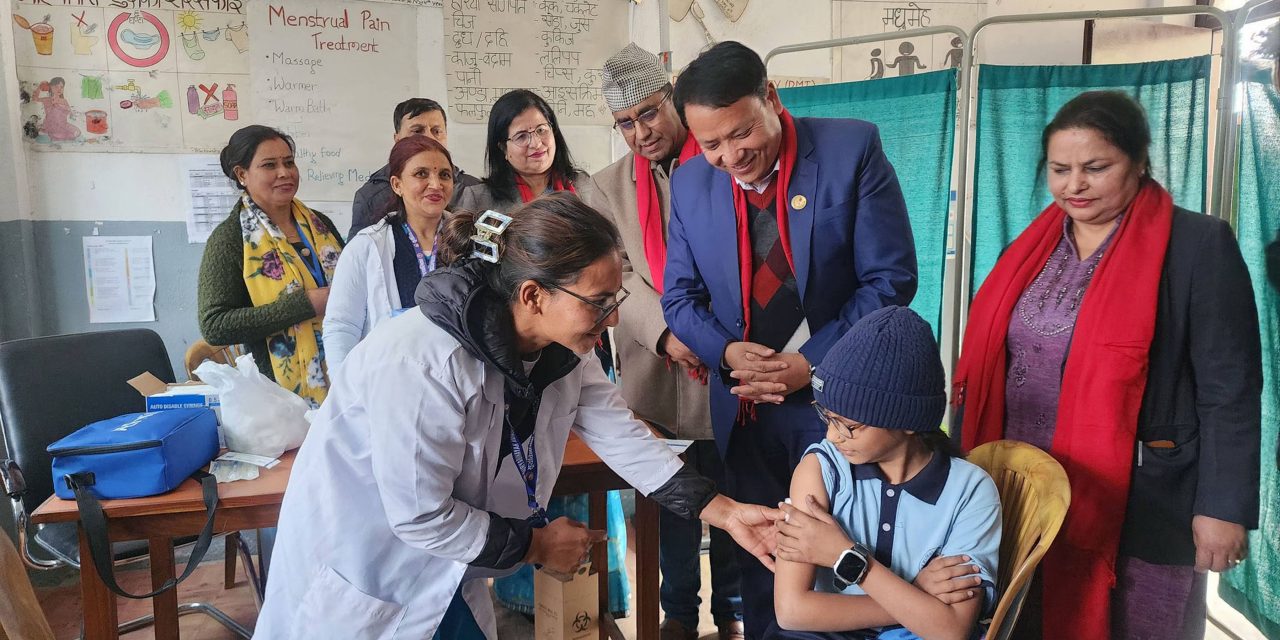 मन्त्री थापाद्वारा खोप अभियान शुभारम्भ, देशभर ३ लाख ५० हजारलाई  खोप दिइने