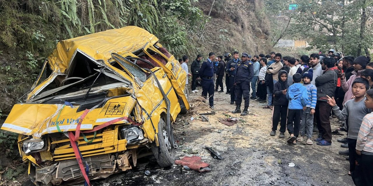 स्कूल बस दुर्घटनामा २३ विद्यार्थी घाइते