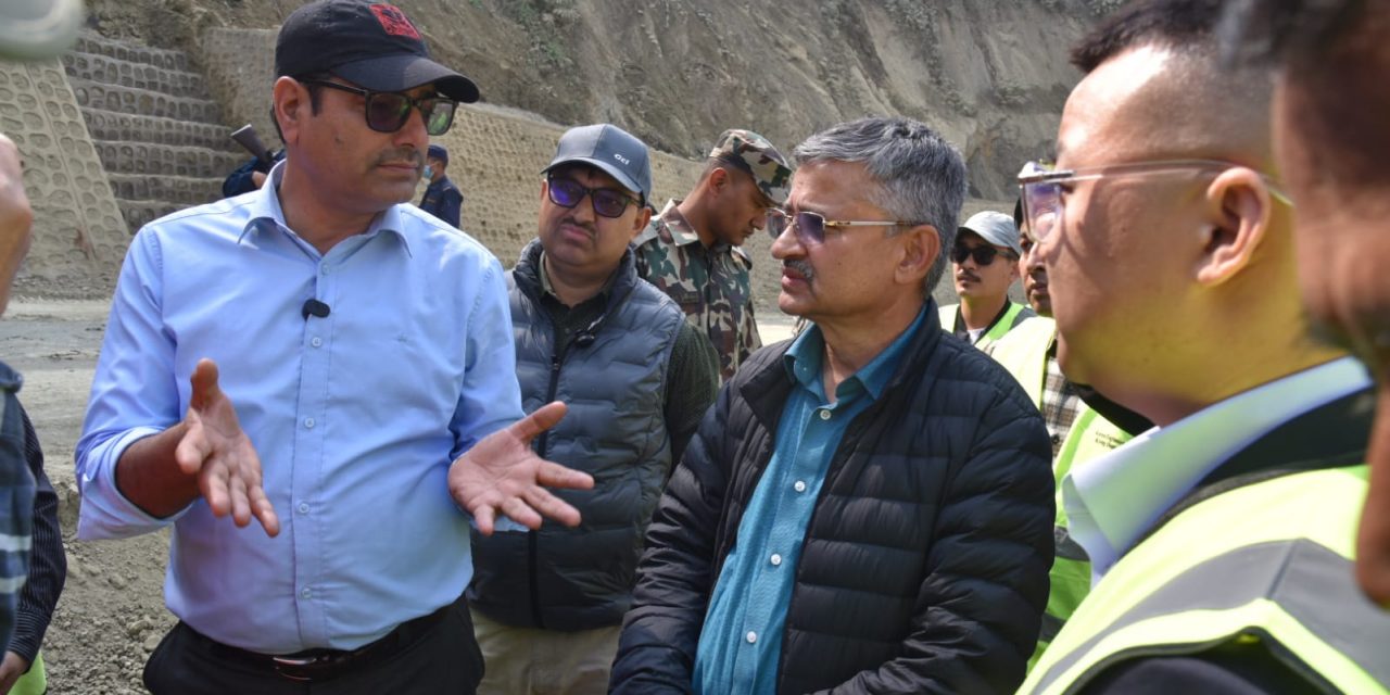 भौतिक मन्त्रीद्वारा बुटवल-नारायणघाट खण्डअन्तर्गत दाउन्ने क्षेत्रको निरीक्षण