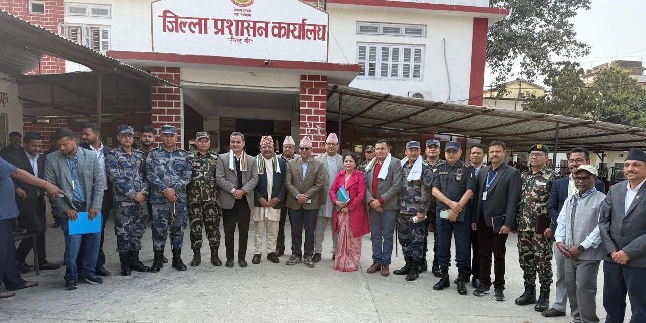 गृहमन्त्री अर्यालद्वारा विभिन्न जिल्लाका मतदानस्थलको अनुगमन