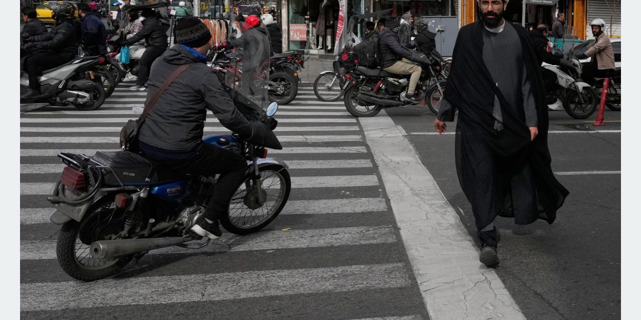 दबाबबीच इरानमा क्रान्ति दिवस
