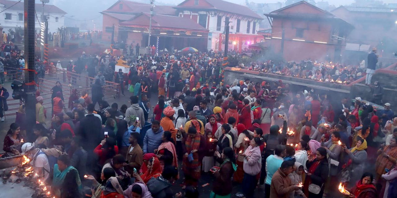 महाशिवरात्रिः पशुपतिनाथलगायत देशभरका शिवालयमा भक्तजनको लामो लाम