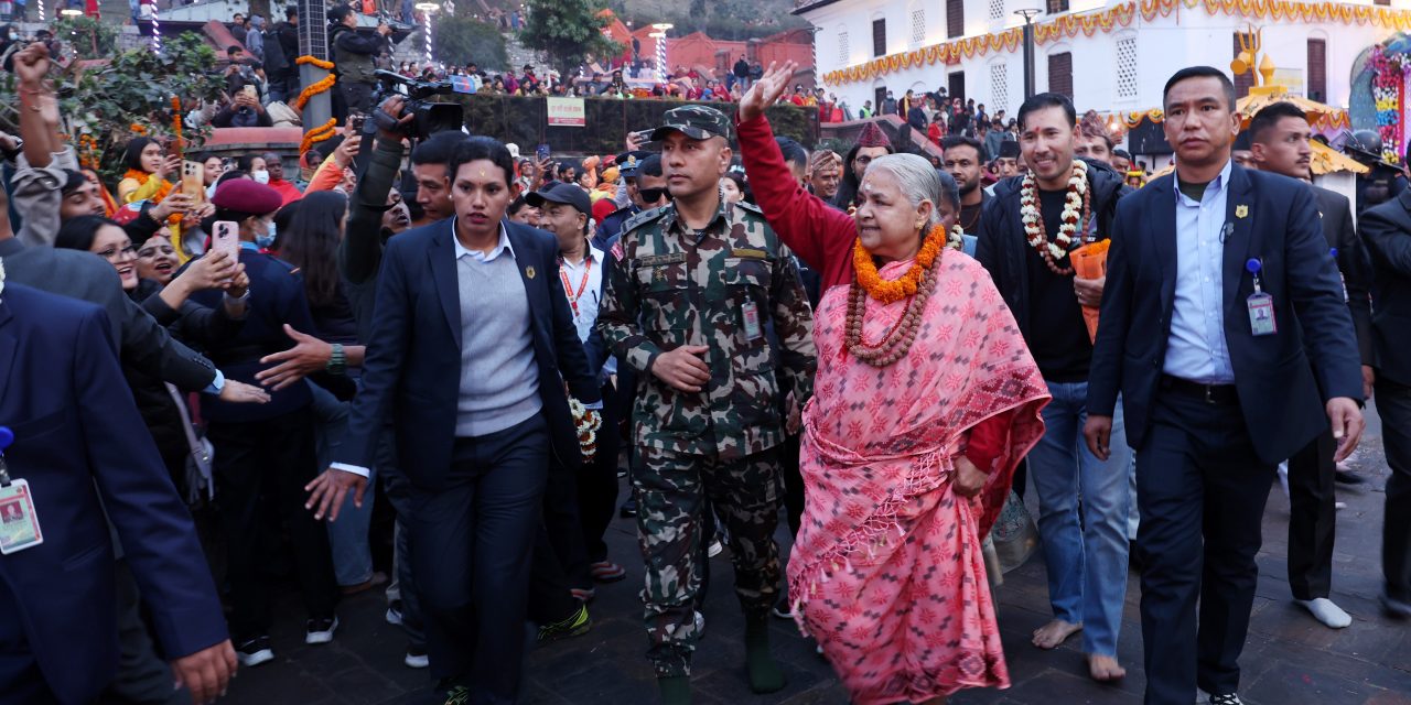 प्रधानमन्त्री कार्कीद्वारा पशुपतिनाथको दर्शन