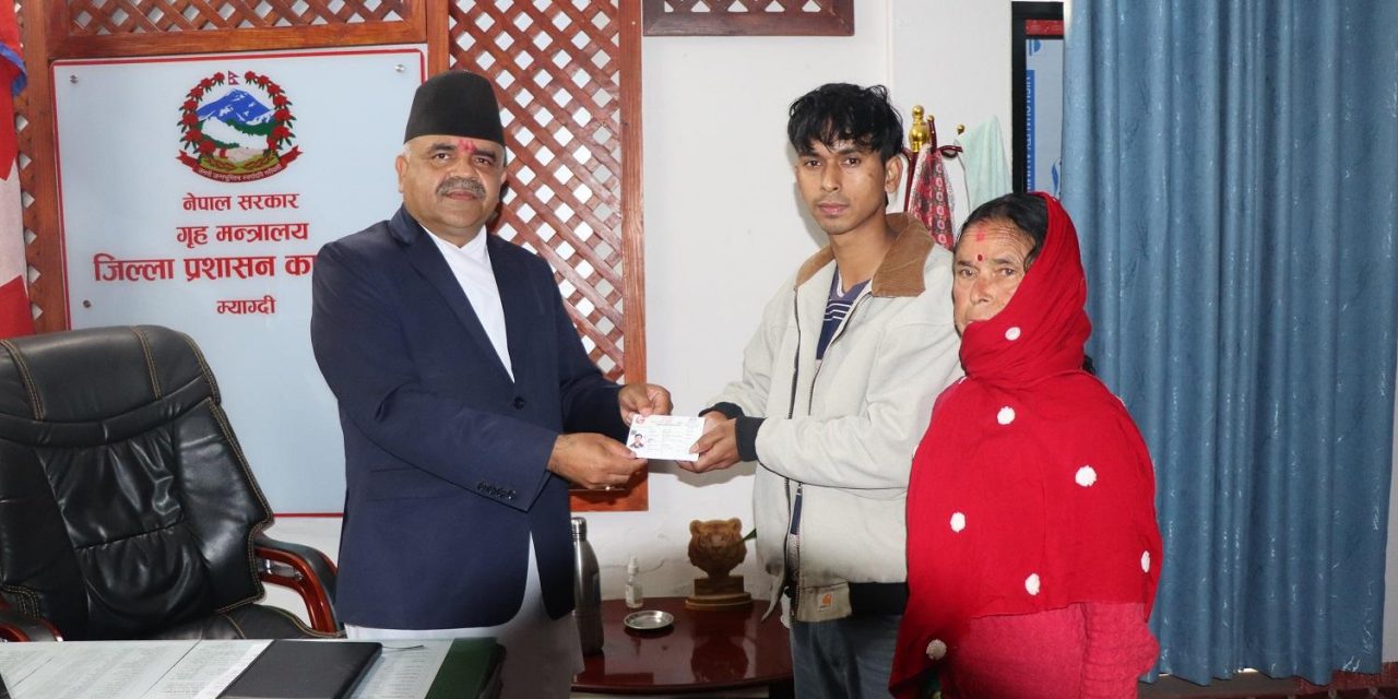 सुवासलाई ११ वर्षको पर्खाइपछि आमाको नामबाट नागरिकता