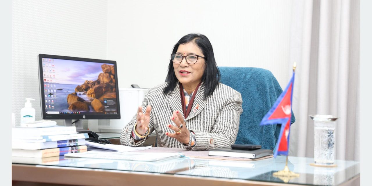 स्वास्थ्य स्वयंसेविका मार्फत दिइएको मतदाता शिक्षा प्रभावकारी देखिएको छः निर्वाचन आयुक्त डा तुलाधर