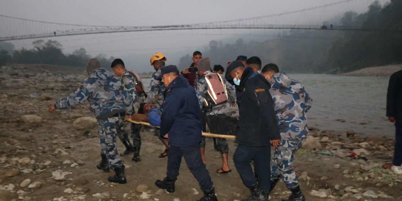 बसभित्र च्यापिएका घाइतेको ५ घण्टापछि जीवितै उद्धार