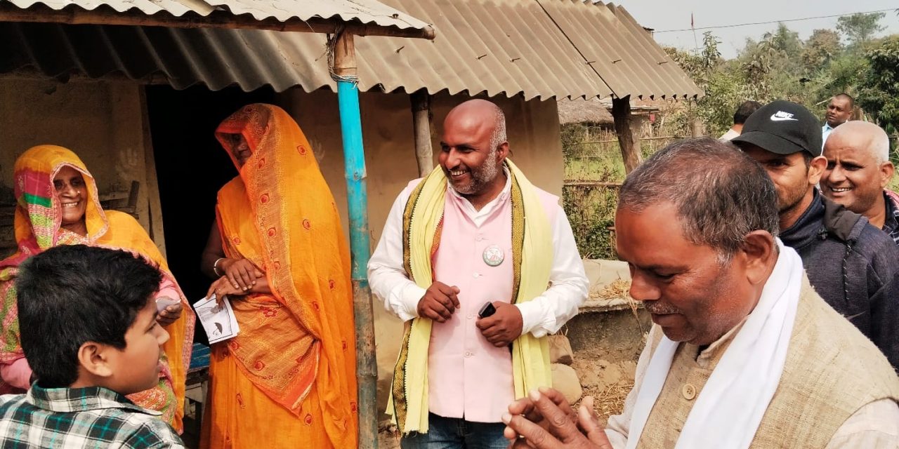 बढ्दो जनलहर र जनताको आग्रहपछि सभा छोट्याएर घरदैलोमा व्यस्त उपेन्द्र यादव