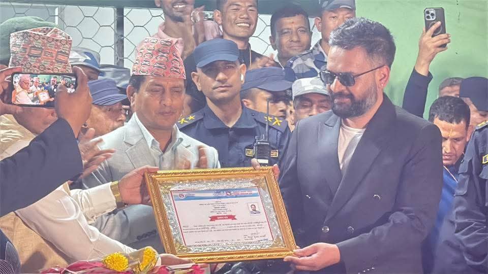 बालेनले बुझे झापा-५ बाट निर्वाचित भएको प्रमाणपत्र