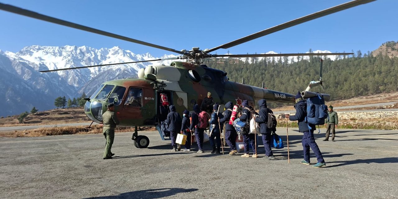 हुम्लामा हेलिकप्टरबाट कर्मचारी र निर्वाचन सामग्री ढुवानी