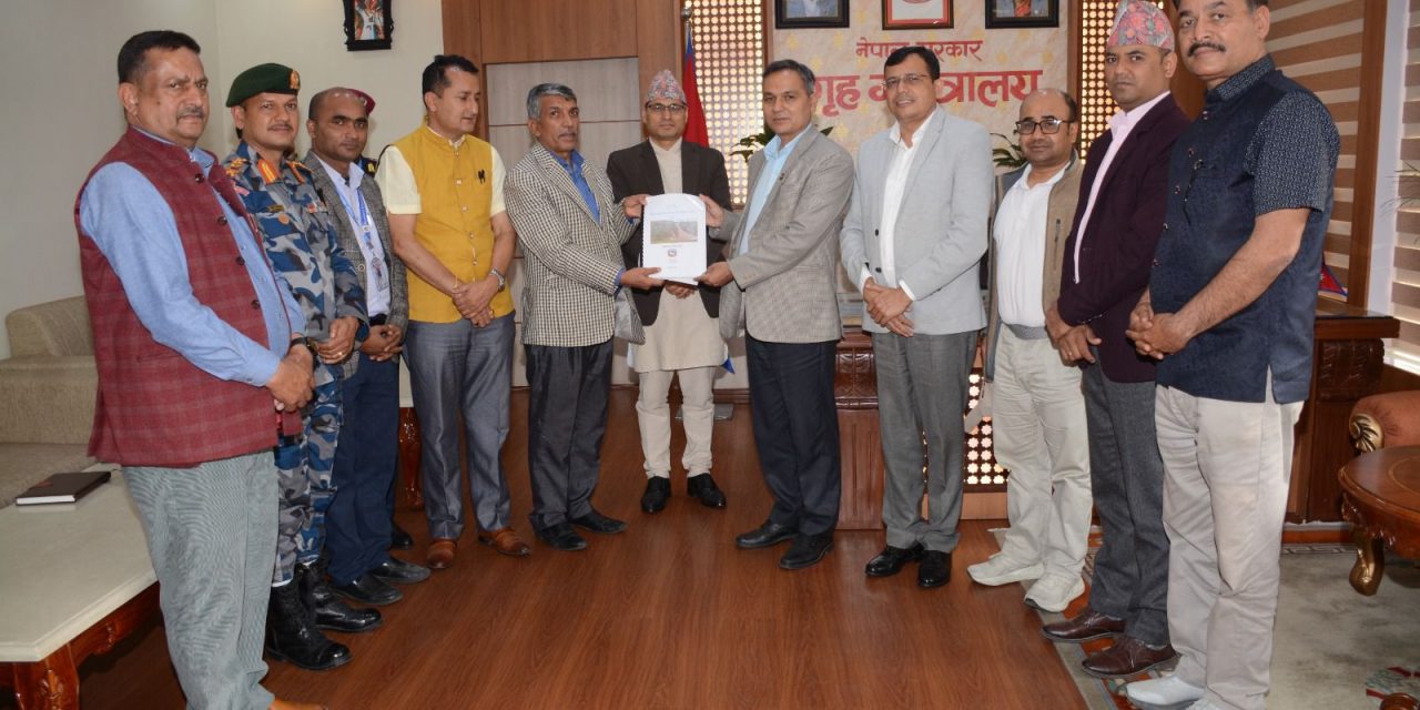धादिङ बस दुर्घटना छानबिन कार्यदलको प्रतिवेदन गृहमन्त्रीसमक्ष पेस
