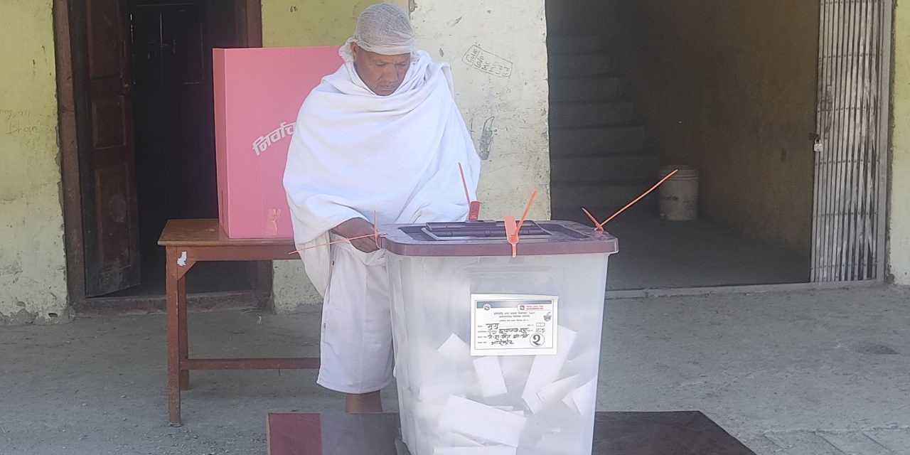 मुगुको भारेकोट मतदान केन्द्रमा किरियापुत्रीले गरे मतदान