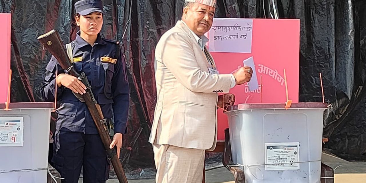 एमाले सचिव महेश बस्नेतले गरे मतदान