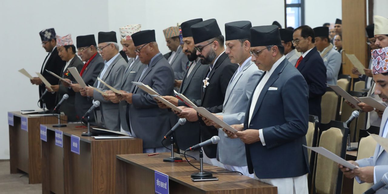 प्रतिनिधिसभाका ज्येष्ठ सदस्य केसीद्वारा नवनिर्वाचित सांसदहरूले लिए शपथ