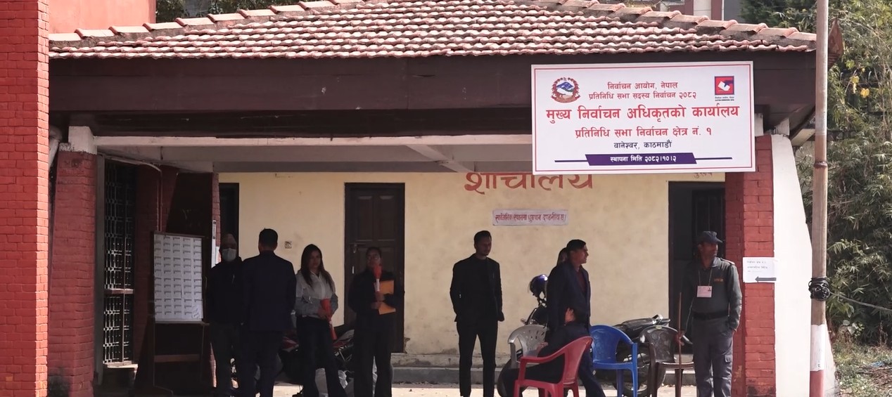 काठमाडौंका मतदान केन्द्रमा सामग्री पठाउन सुरु