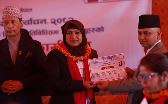 निर्वाचन आयोगमा पुगेर समानुपातिक सांसदहरूले लिए प्रमाणपत्र