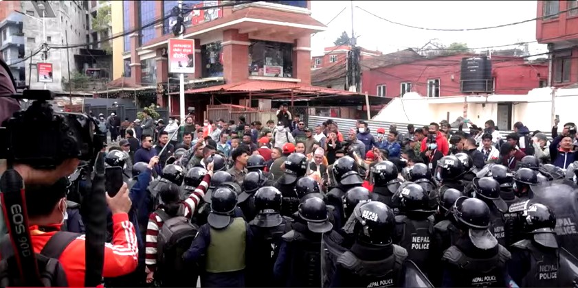 केपी ओली र लेखक पक्राउको विरोधमा माईतीघरमा प्रदर्शन