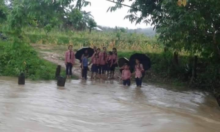 अब खाेलामा बग्नुपर्नेछैन विद्यार्थी, मुख्यमन्त्री बानियाँले पुल बनाउन छुट्याए बजेट !