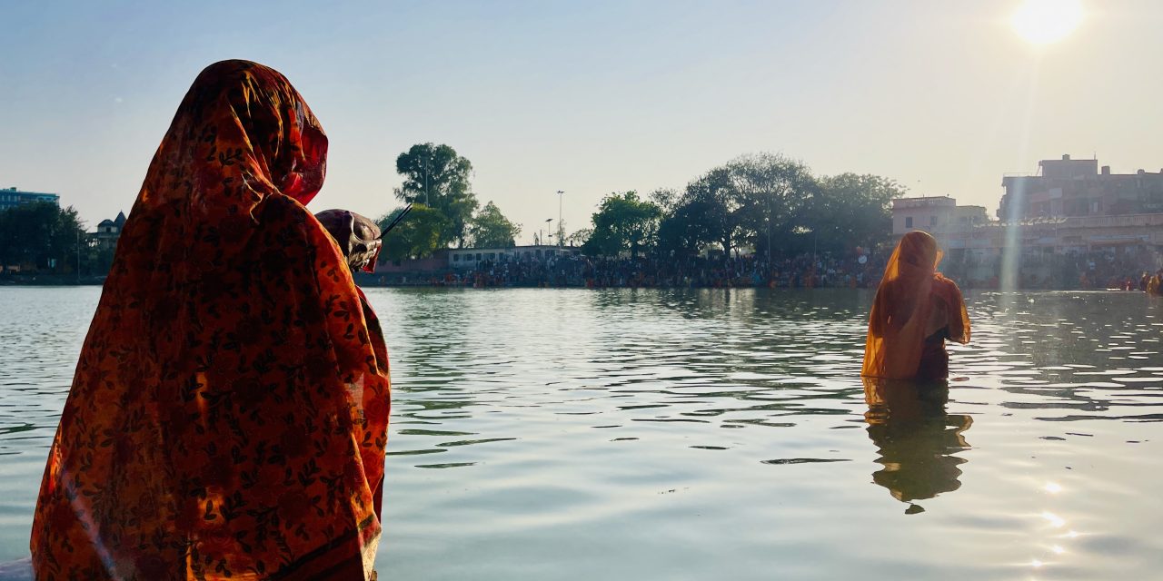 अस्ताउँदो सूर्यलाई अर्य्य दिएर मनाइयो चैती छठ पर्व