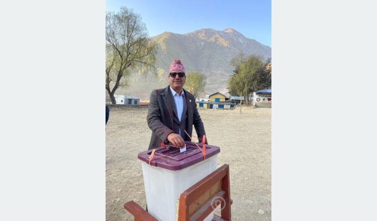 मन्त्री चौलागाईंद्वारा तातोपानी गाउँपालिकामा रहेको मतदान केन्द्रमा मतदान