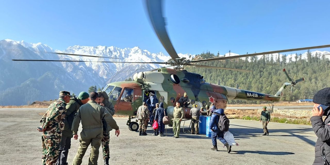 हुम्लाको नाम्खा गाउँपालिकाको मतपेटिका हेलिकप्टर मार्फत ढुवानी हुँदै