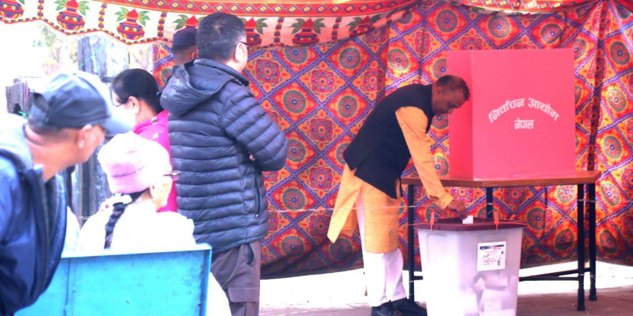 नेपाली कांग्रेसका सभापति थापाद्वारा मतदान