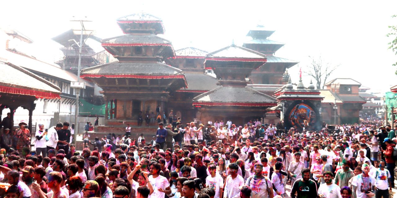 वसन्तपुरमा होलीको रौनक (तस्बिरहरु)