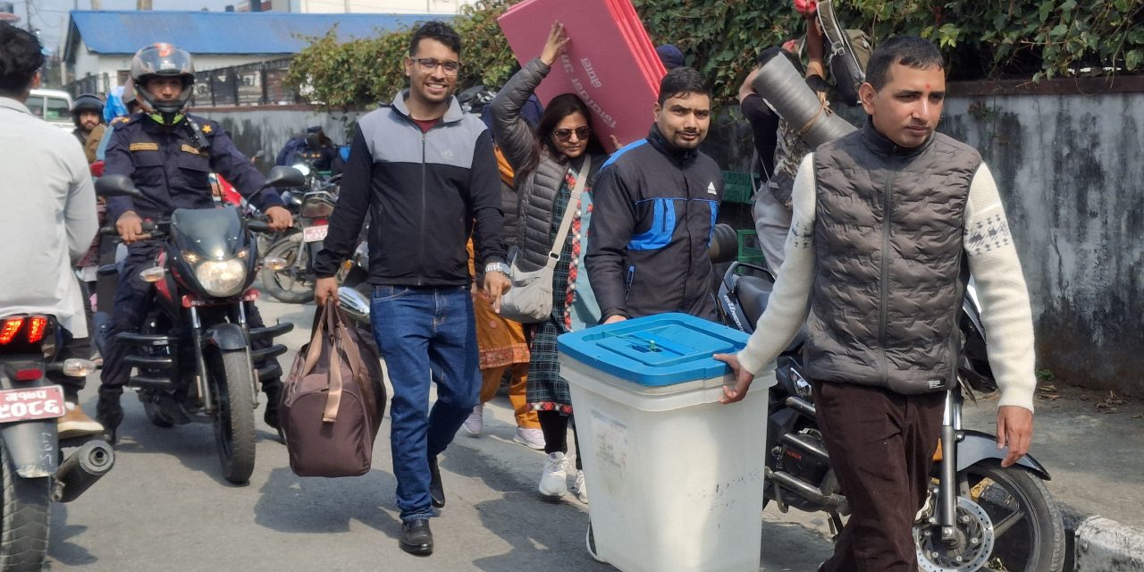 कास्कीमा ५२ प्रकारका मतदान सामाग्री केन्द्रमा पुगे निर्वाचन कर्मचारी