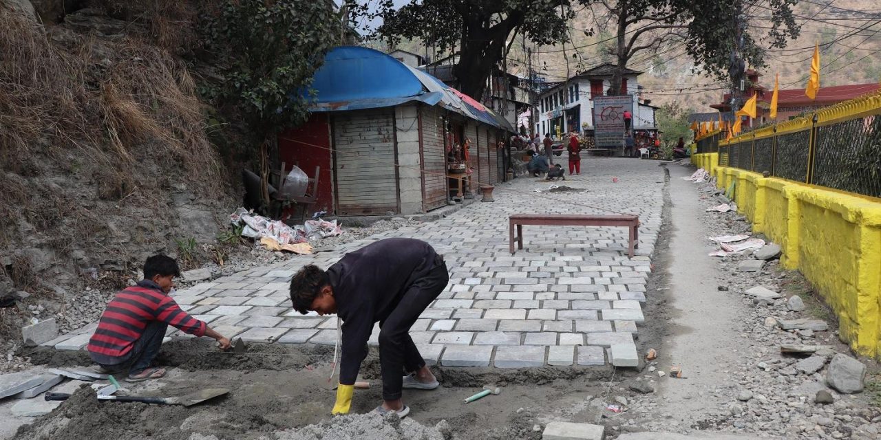 सौन्दर्यकरणका लागि गलेश्वरको सडकमा ‘स्लेट’ ढुङ्गा बिछ्याउन सुरु