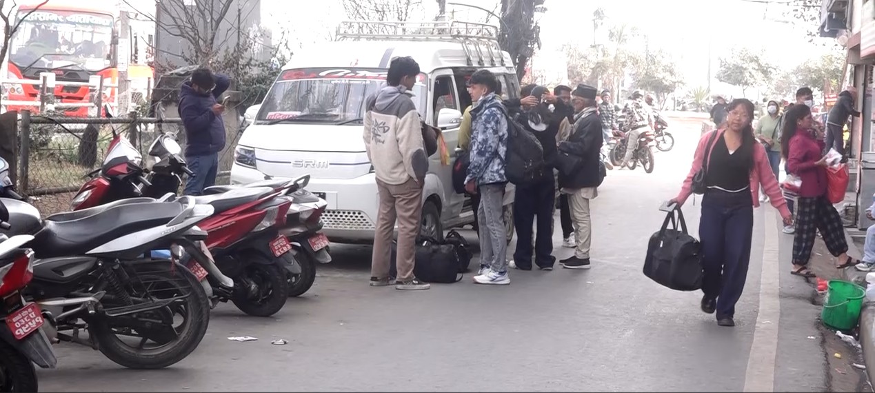 मतदान गर्न आफ्नो जिल्ला जानेको लर्को