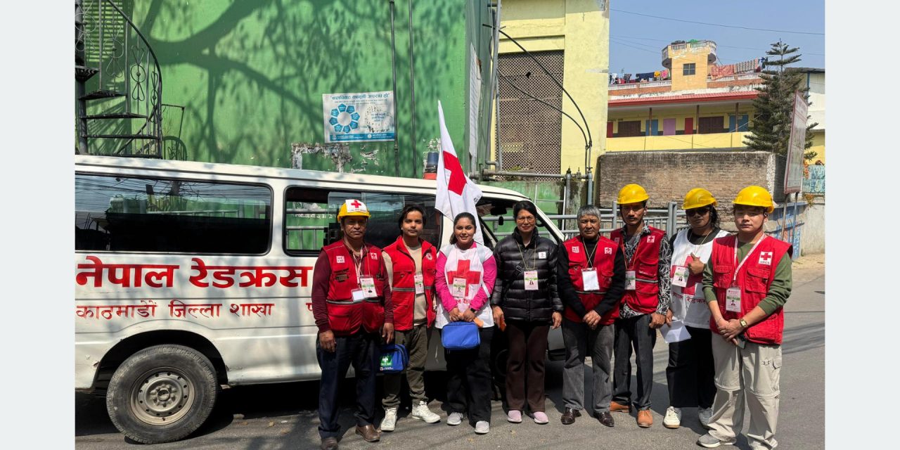 नेपाल रेडक्रसका प्राथमिक उपचार स्वयंसेवक मतदान केन्द्र परिसरमा परिचालित