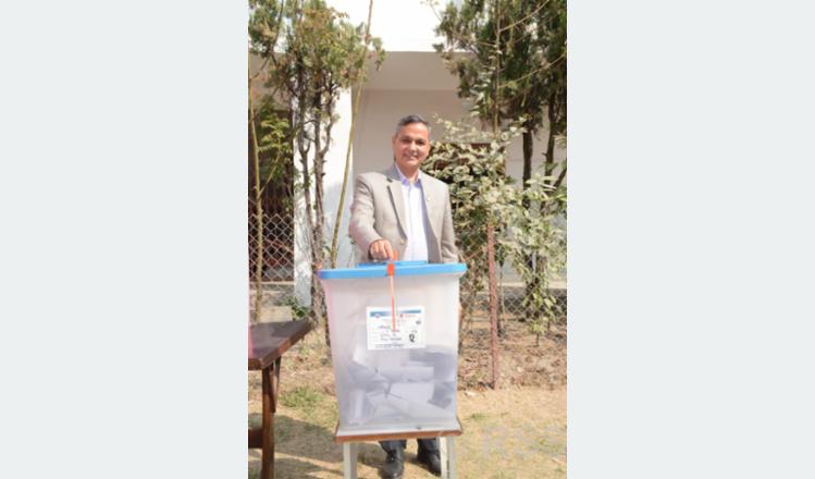 गृहमन्त्री अर्यालद्वारा मतदान