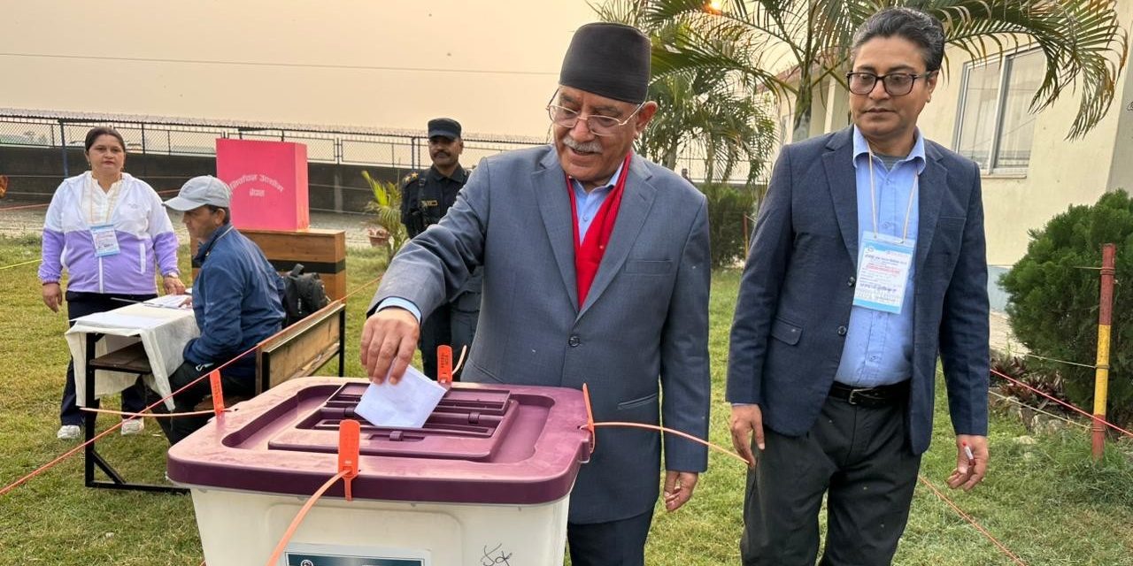 प्रचण्डद्वारा भरतपुरबाट मतदान, देश समृद्धिको मार्गमा अग्रसर हुने विश्वास