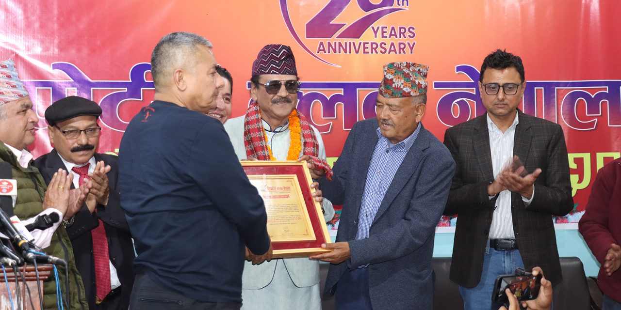 रिपोर्टर्स क्लब नेपालद्वारा एक लाख एक हजार नगद राशीको प्रेमा शाह पत्रकारिता पुरस्कार प्रकाश सुवेदीलाई