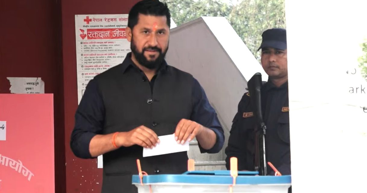 रास्वपा सभापति रवि लामिछानेद्वारा मतदान