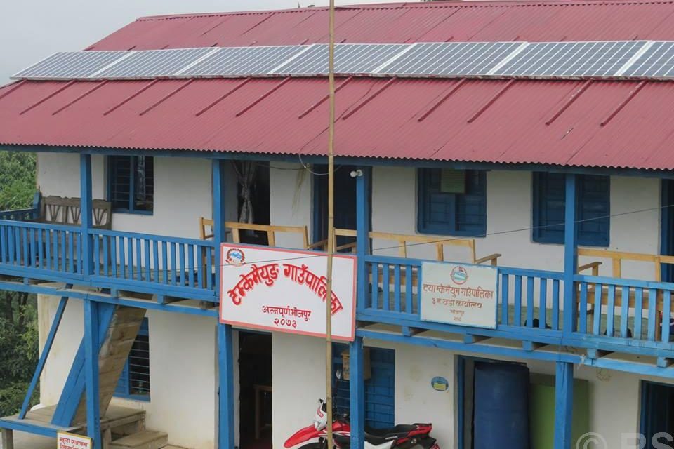 काम नगर्ने ठेकेदारलाई कारबाही अघि बढायो टेम्केमैयुङले