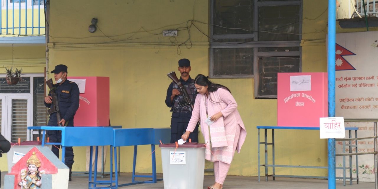 महिला मतदाताको उत्साहः ‘पहिला मत खसाल्ने, पछि काम गर्ने’