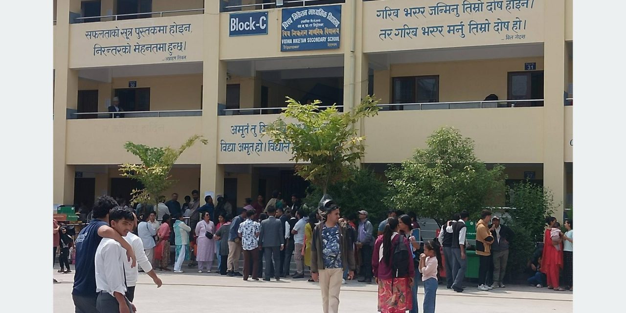 अभिभावकको रोजाइमा परेका सामुदायिक विद्यालयमा यसरी हुँदैछन् विद्यार्थी भर्ना